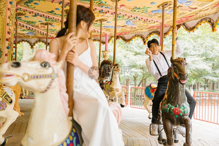 “Fun and Flirtation: How to Plan the Perfect Amusement Park Date”
